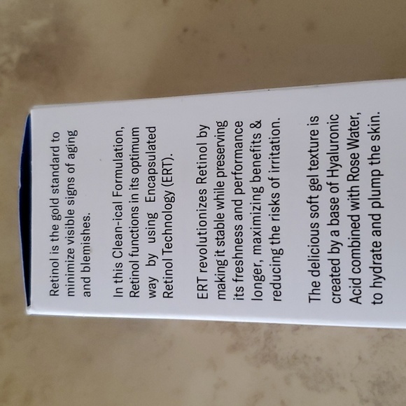 Retinol & Hyaluronic Acid Serum - Picture 3 of 4